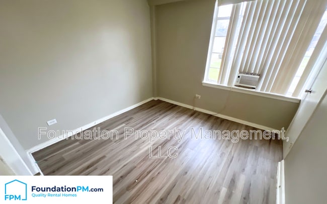 Building Photo - 1915 S Pkwy E