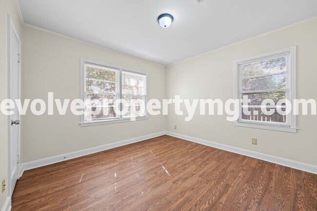 Building Photo - FULLY RENOVATED BERCLAIR RENTAL!