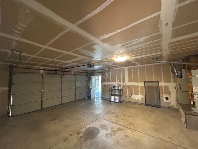 Building Photo - Spacious Halfplex