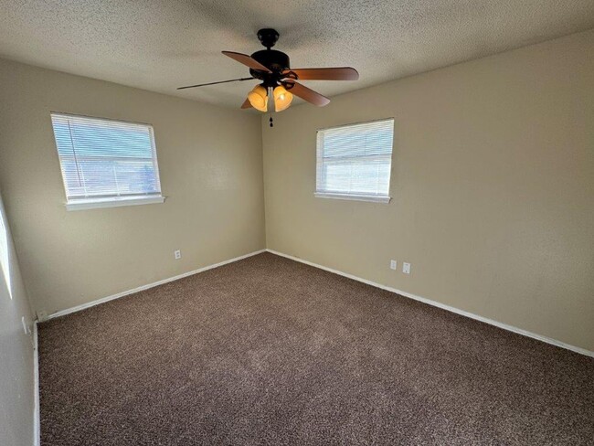 Building Photo - 3 bed, 1 1/2 bath, 1 car garage home in Mo...