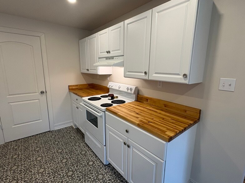 unit 1 kitchen - 6035 Oakwood Ave