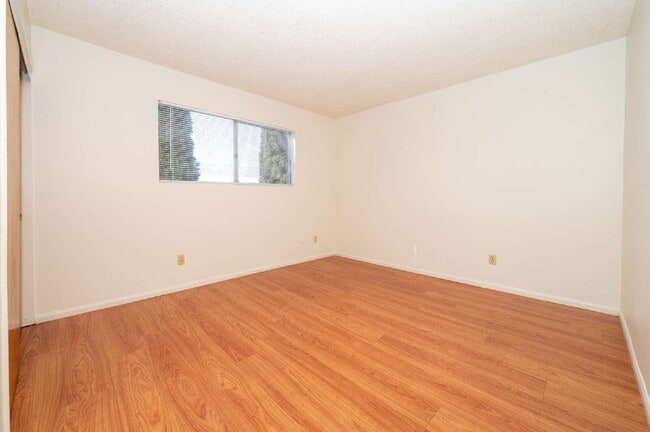 Building Photo - Chula Vista Large Upstairs 1 Bed / 1 ba. R...