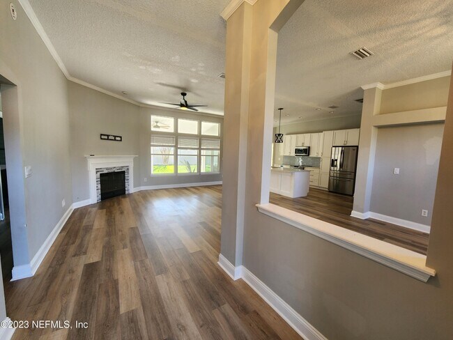 Building Photo - 2071 Thornhill Drive