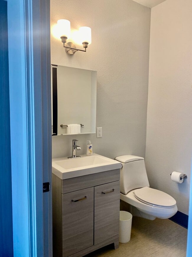 Building Photo - 1 bed 1 bath in renovated complex! This un...