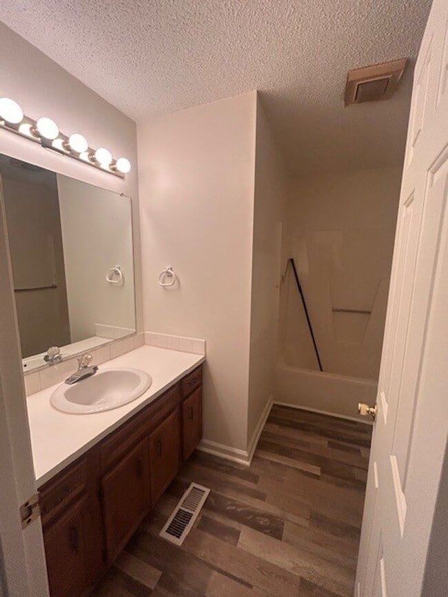 Building Photo - ****** HALF OFF FIRST FULL MONTH OF RENT!! ******