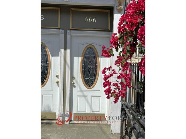 Building Photo - 666-668-668 S Van Ness Ave