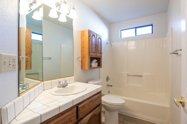Building Photo - Beautiful Home in Country Heights!