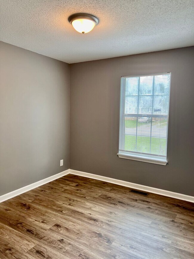 Building Photo - 407 Donna Dr