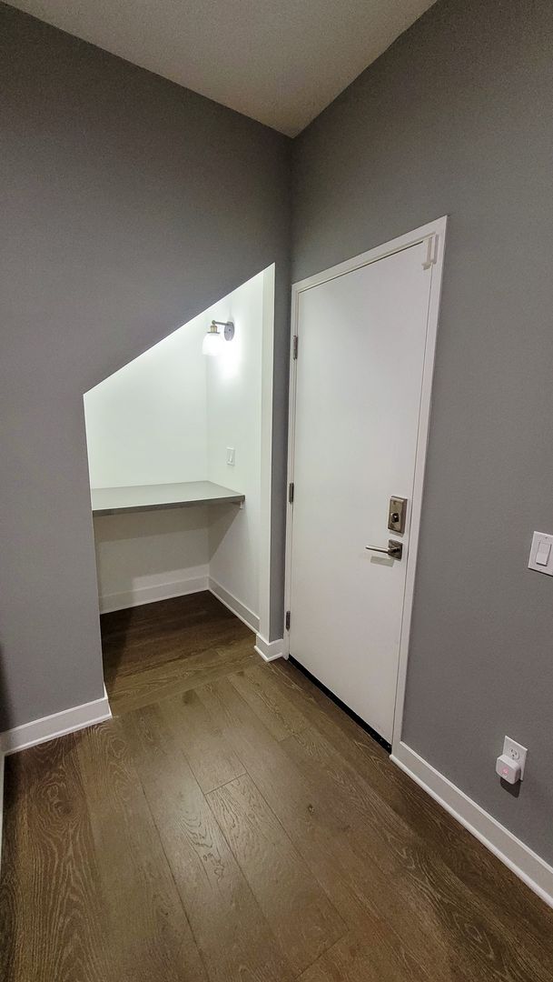 Building Photo - Abailable! Modern Tri-Level Smart Townhome...