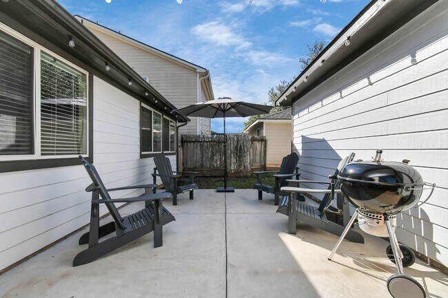 Building Photo - 3947 Carriage Park Row