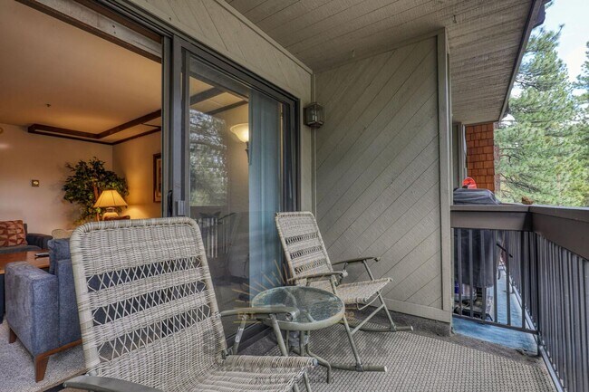 Building Photo - Adorable Condo w Elevator & Open Condo Garage