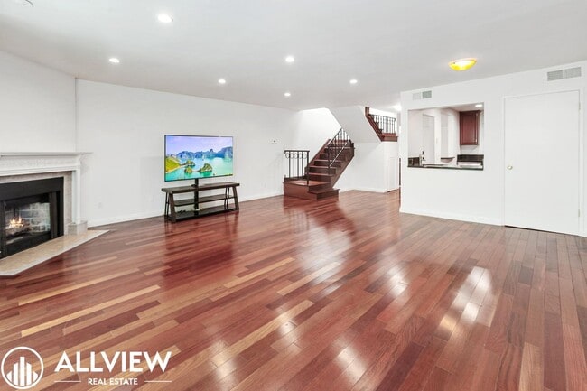 Building Photo - Beautifully Upgraded 2-Bed, 3-Bath Townhou...