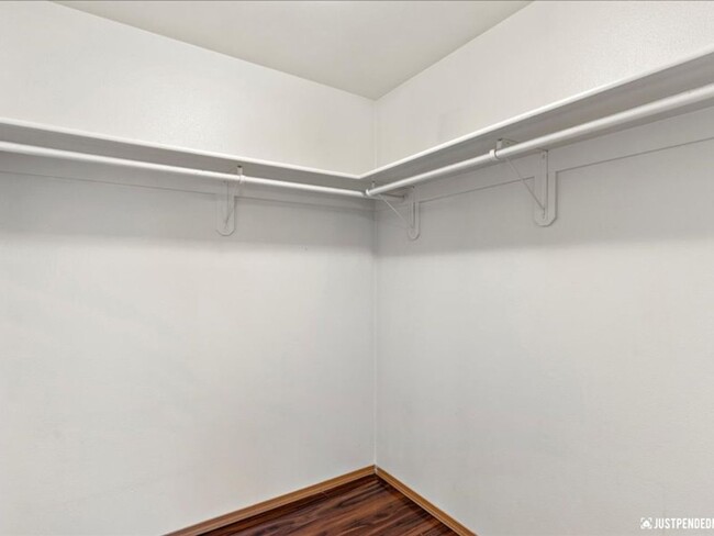 Building Photo - Spacious & Updated 3 Bedroom Duplex Near M...