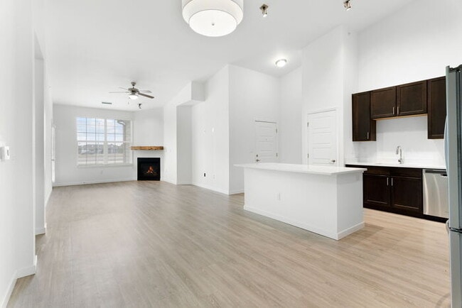 Building Photo - Gorgeous 2 beds 2 baths in Parker! Holiday move-in special 50% off the first month's rent!!