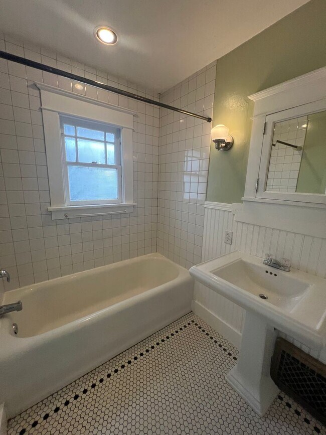 Building Photo - Cozy Private House Near Historic District of Georgetown