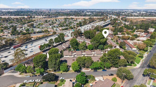 Building Photo - Gorgeous 2 bed/bath Condo in Long Beach