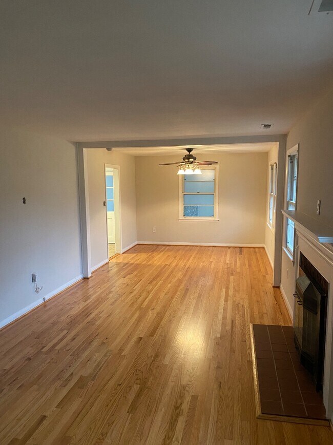 Building Photo - 1424 Nelson Dr