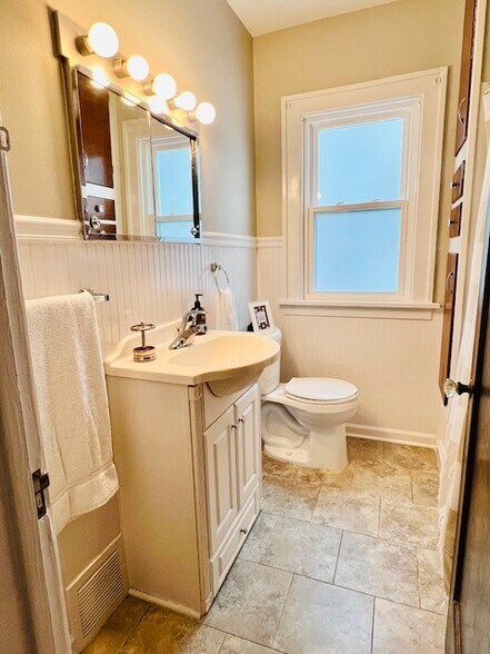 Building Photo - 2198 Chesterland Ave