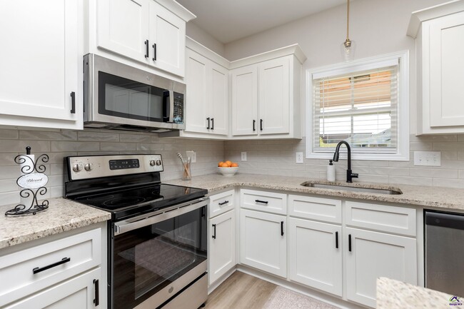 Building Photo - 210 Saraland Trl