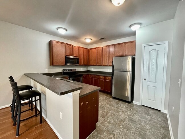 Building Photo - 2 Bedroom Condo w/Open Floor-Plan & Stainless Steel Appliances! Some Utilities Included!