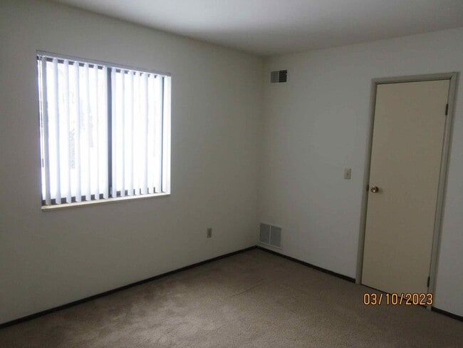 Building Photo - Available Mid-Late September 2025 Remodele...