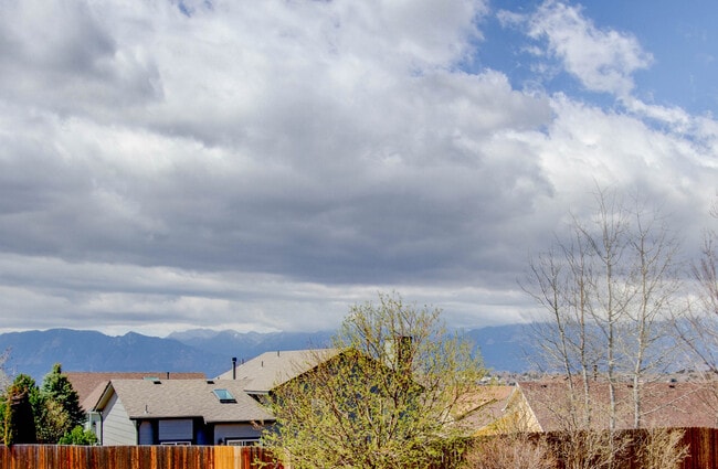 Building Photo - Impeccable 5 Bedroom Home with Mountain Views