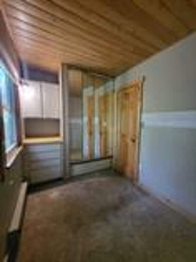 Building Photo - BEST DEAL IN SUMMIT !  Sunlight from all sides of the building!  Balcony! In unit washer dryer! B...