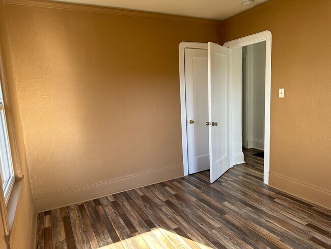 Building Photo - 1920-1920 Crosby Ave