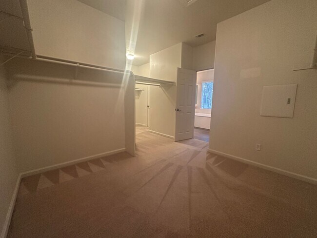 Building Photo - Reduced Price! Spacious 5 Bed, 3 Bath home...