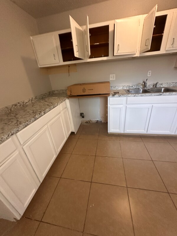 Building Photo - 150 E Blue Jay Rd