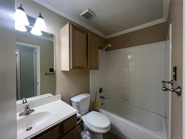 Building Photo - 7430 Village Lake Dr