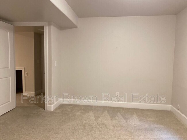 Building Photo - 5561 W Pkwy W