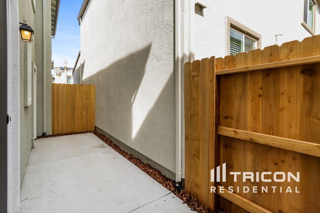 Building Photo - 2148 Comstock Ln