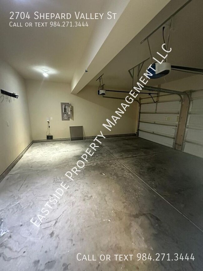 Building Photo - 2704 Shepherd Valley St