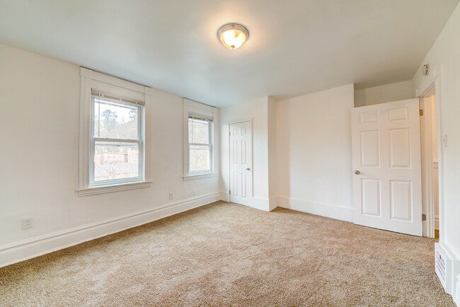 Building Photo - AVAILABLE JUNE 2026 - Updated 2 Bedroom, 1 Bath Home in Mt. Washington!