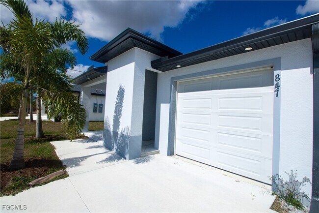 Building Photo - 847 Duplex St E