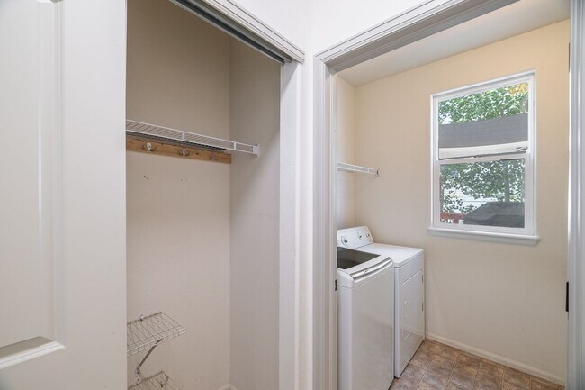 Building Photo - 4 Bed 3 Bath Located in Maple Hill Availab...