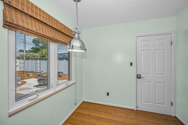 Building Photo - 1387 Hill Dr