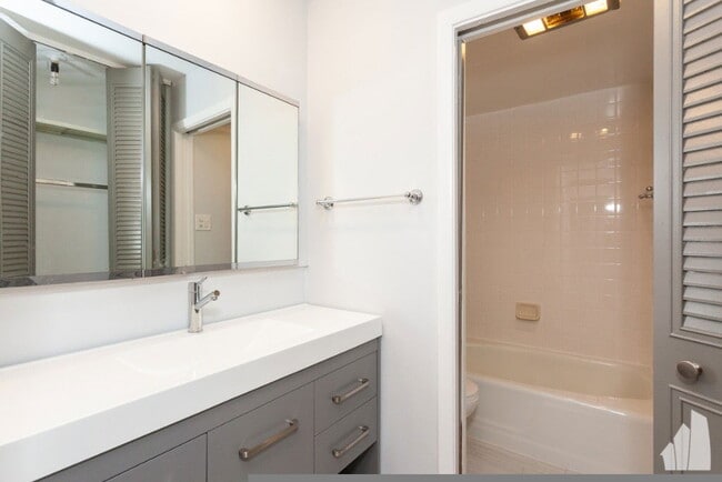 Building Photo - 4334 N Clarendon Ave