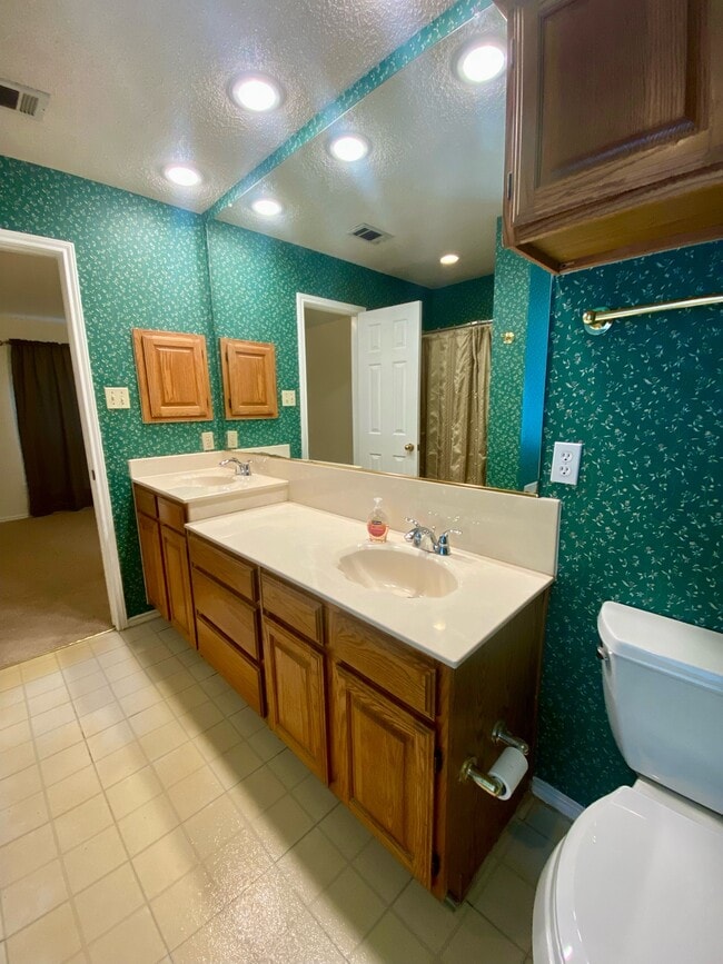 Building Photo - 2217 Brookside Dr
