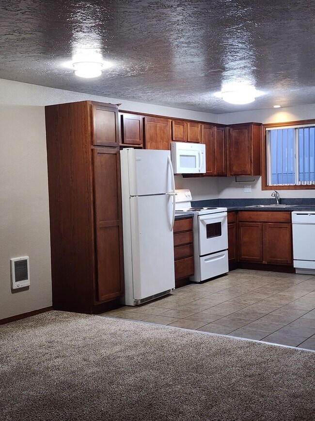 Building Photo - 1ST  FULL  MONTH'S  RENT  FREE   Pet-friendly Townhouse Near Parks and Downtown Newberg