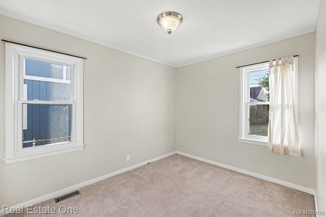 Building Photo - 421 W Kalama Ave