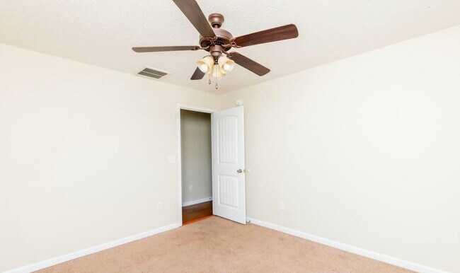 Building Photo - 15 Goldenrod Dr