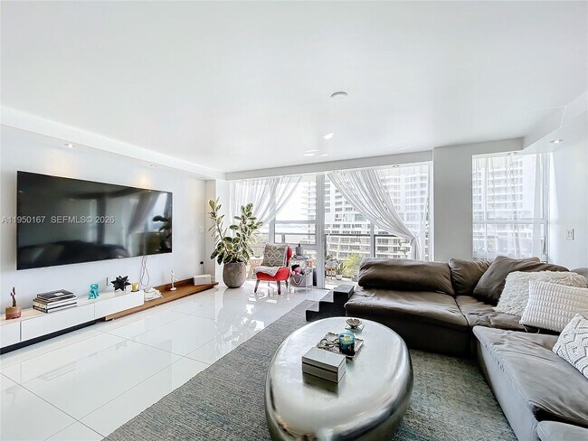 Building Photo - 600 NE 36th St