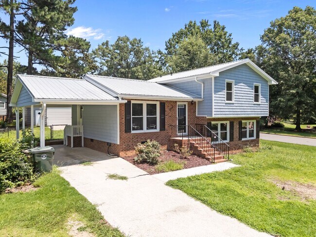 Building Photo - Fantastic Corner Lot, Updated 4 Bedroom Sp...