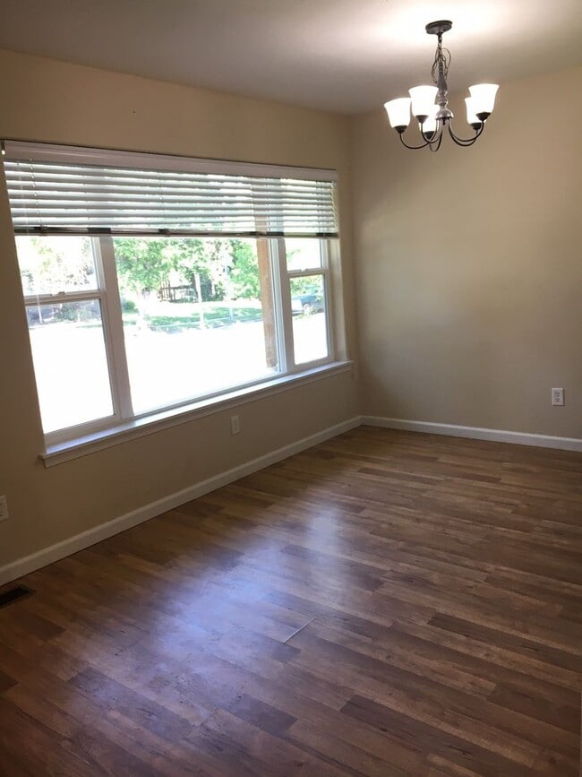 Building Photo - 4 Bedroom 2 Bathroom House - Close to MSU Campus