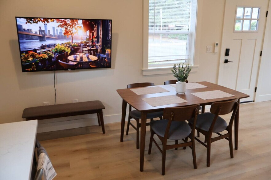 Building Photo - 204 E 35th St