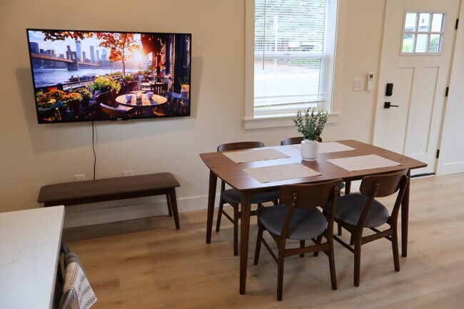 Building Photo - 204 E 35th St