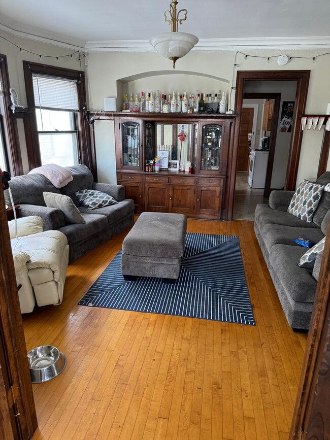 Primary Photo - 3022 N Oakland Ave