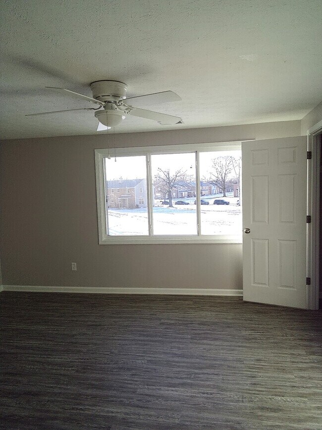 Building Photo - 15 Indianwood Blvd